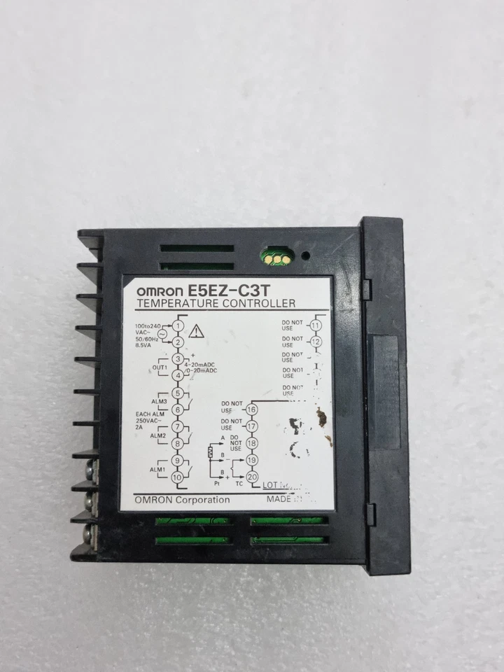 One Used Omron E5EZ-C3T Temperature Controller 100-240Vac 50/60Hz